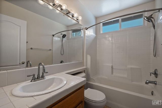 11012 Snowcreek Falls Avenue, Bakersfield, CA 93312