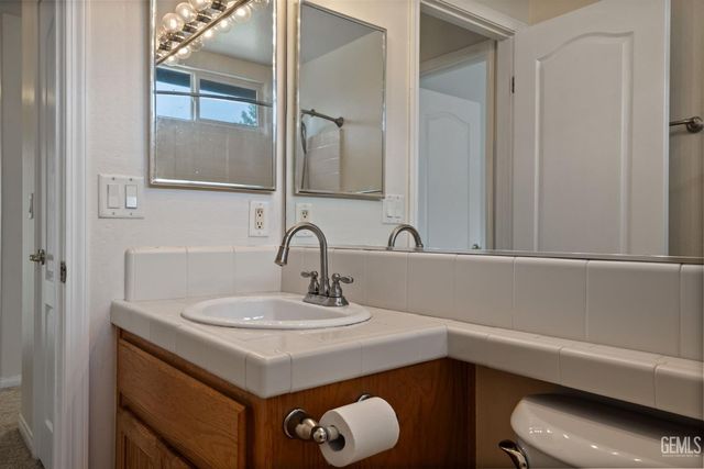 11012 Snowcreek Falls Avenue, Bakersfield, CA 93312