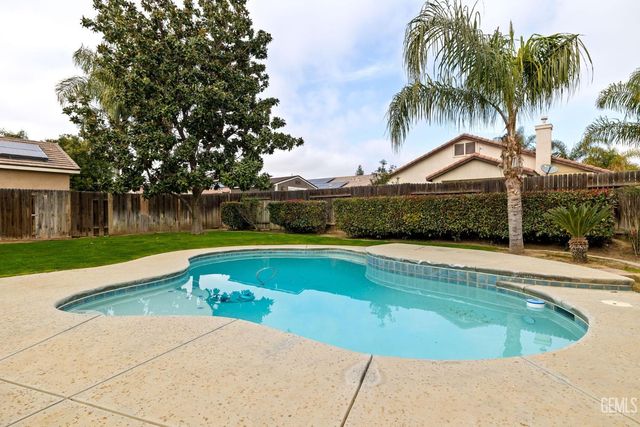 11012 Snowcreek Falls Avenue, Bakersfield, CA 93312