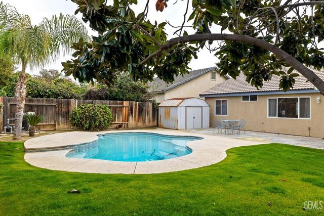 11012 Snowcreek Falls Avenue, Bakersfield, CA 93312