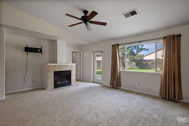 11012 Snowcreek Falls Avenue, Bakersfield, CA 93312