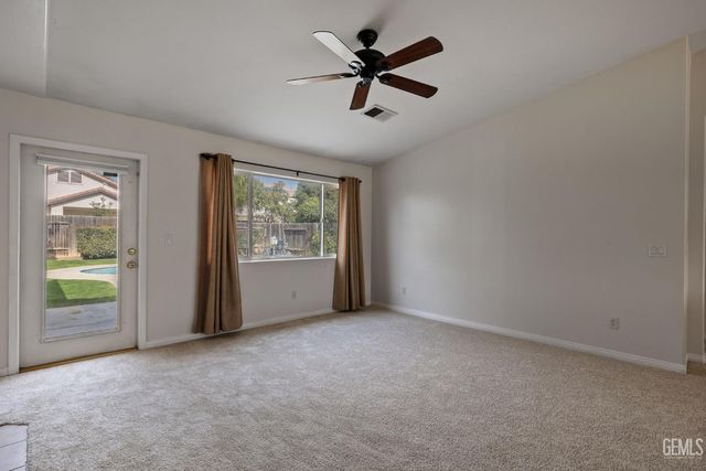 11012 Snowcreek Falls Avenue, Bakersfield, CA 93312