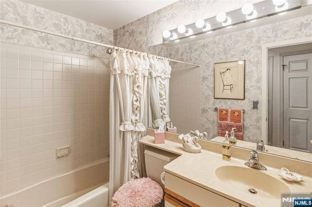 1306 Faulkner Court, Mahwah, NJ 07430