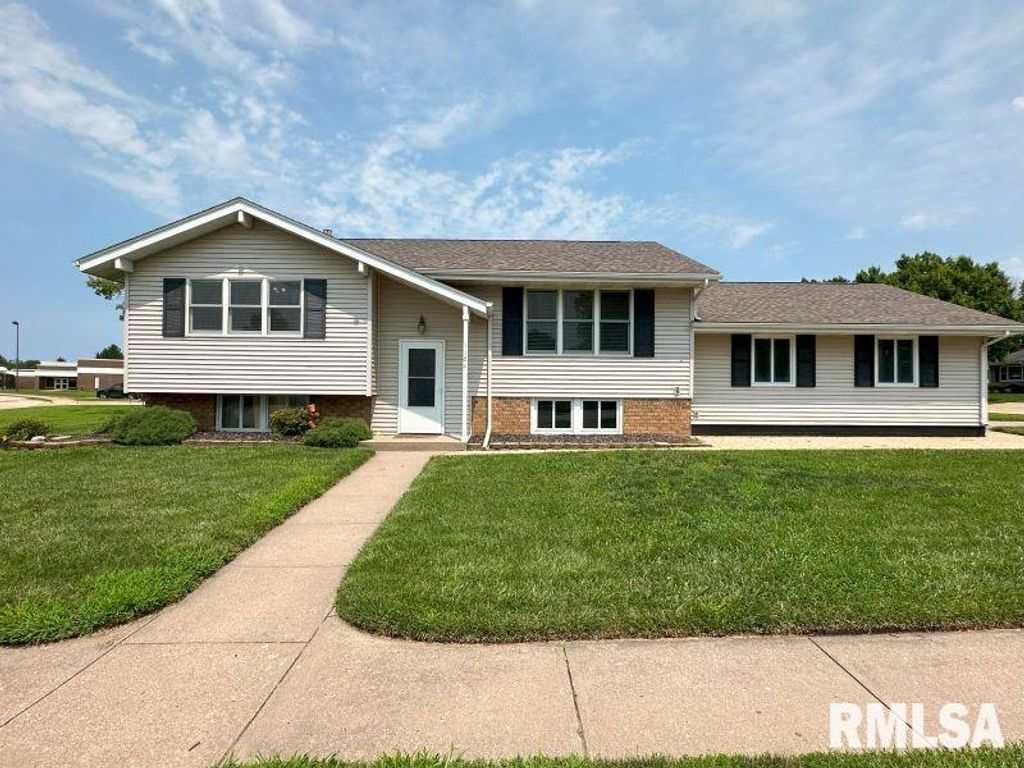 1104 15TH Street, De Witt, IA 52742
