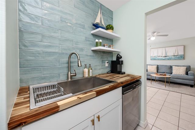 159 MEDALLION BOULEVARD H, Madeira Beach, FL 33708