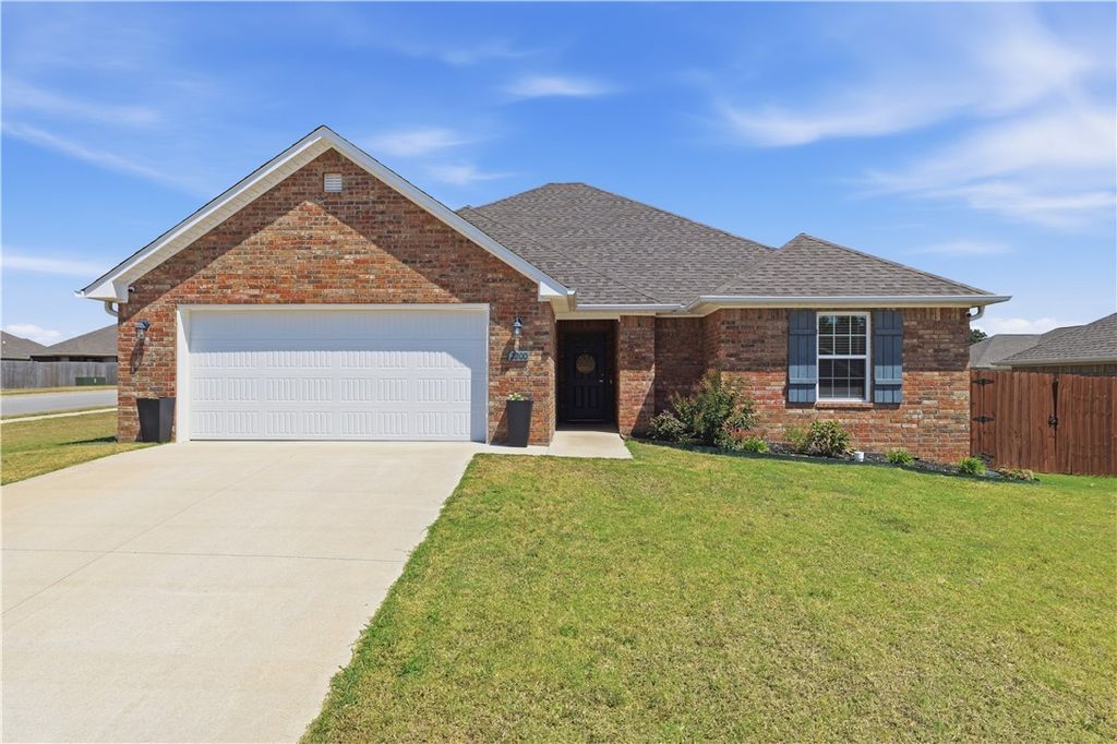 2200 Brown Bear Lane, Gentry, AR 72734
