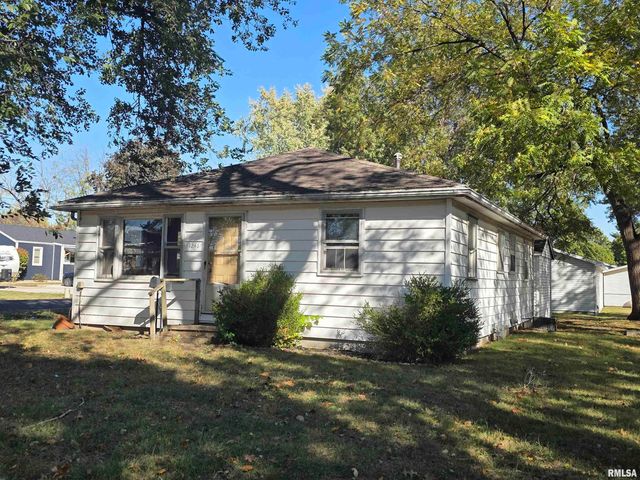 1246 N LAWRENCE Avenue, Taylorville, IL 62568