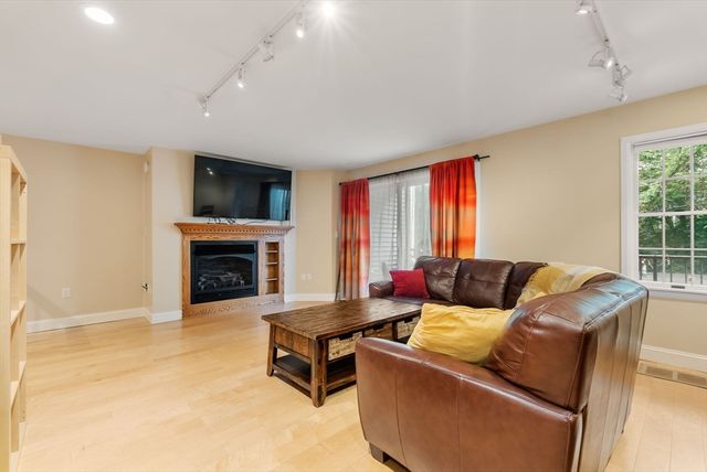 24 N Stone Mill Dr 1112, Dedham, MA 02026