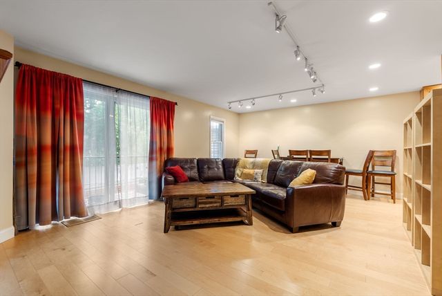 24 N Stone Mill Dr 1112, Dedham, MA 02026