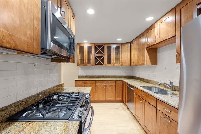 24 N Stone Mill Dr 1112, Dedham, MA 02026