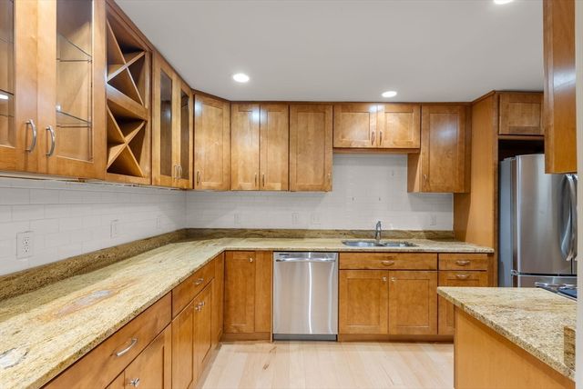 24 N Stone Mill Dr 1112, Dedham, MA 02026