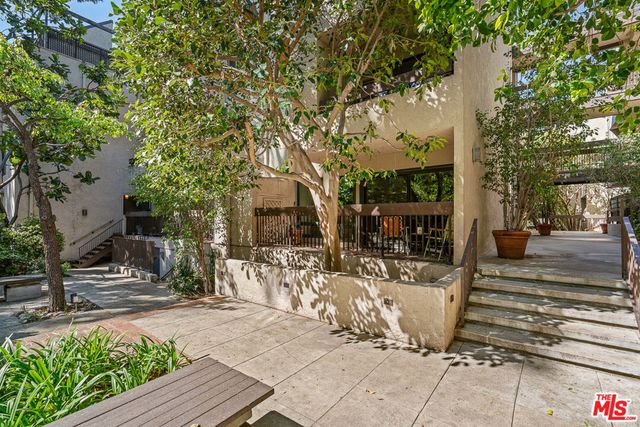 950 N Kings Road 106, West Hollywood, CA 90069
