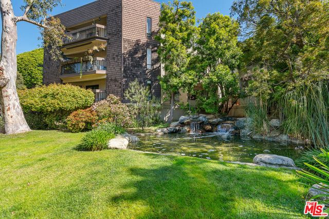 950 N Kings Road 106, West Hollywood, CA 90069