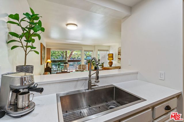950 N Kings Road 106, West Hollywood, CA 90069