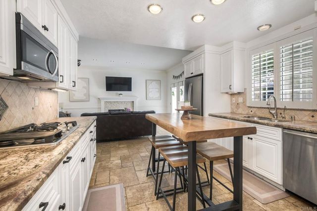 975 Rose Arbor Drive, San Marcos, CA 92078