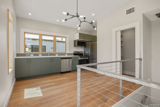 1103 S Cherry, San Antonio, TX 78210