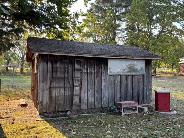 1296 Church Road, Silo, OK 74701