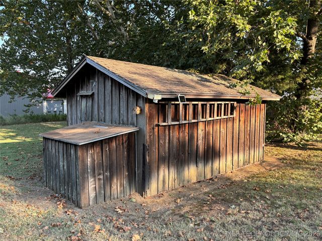 1296 Church Road, Silo, OK 74701