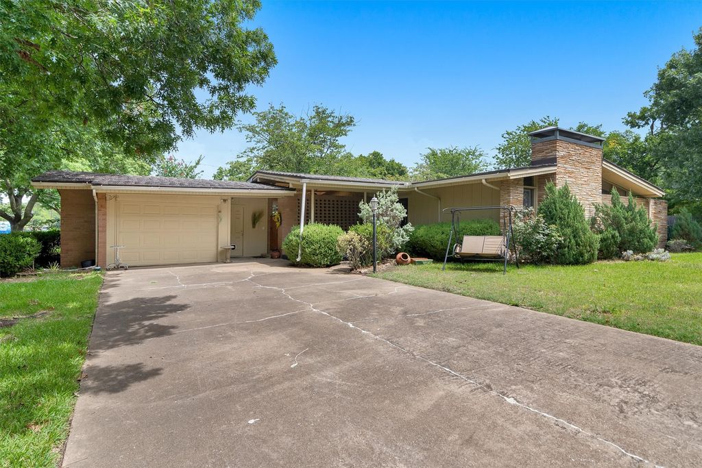 703 N Holly Avenue, Sherman, TX 75092