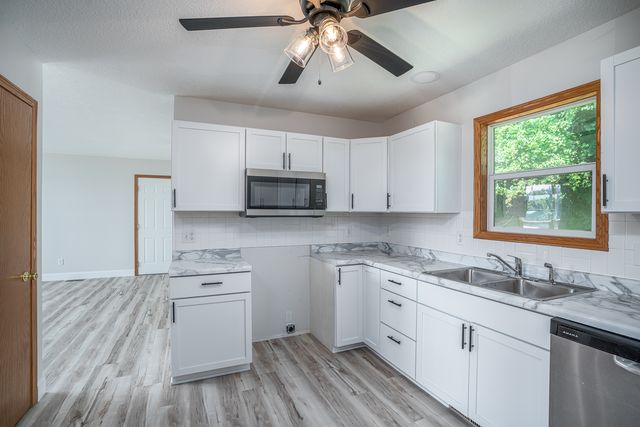 1148 Valley Drive, Riverdale, IA 52722