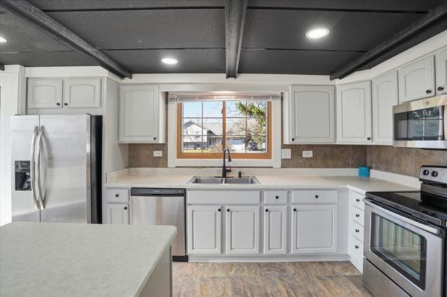 422 PEMBROKE Road SW, Poplar Grove, IL 61065