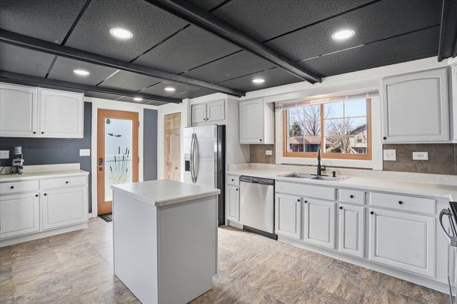 422 PEMBROKE Road SW, Poplar Grove, IL 61065