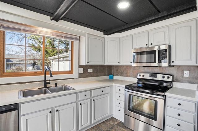 422 PEMBROKE Road SW, Poplar Grove, IL 61065