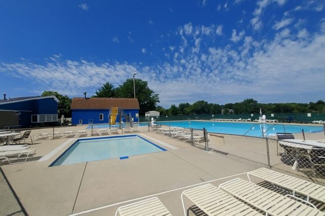 422 PEMBROKE Road SW, Poplar Grove, IL 61065