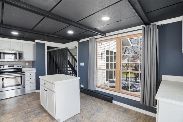 422 PEMBROKE Road SW, Poplar Grove, IL 61065