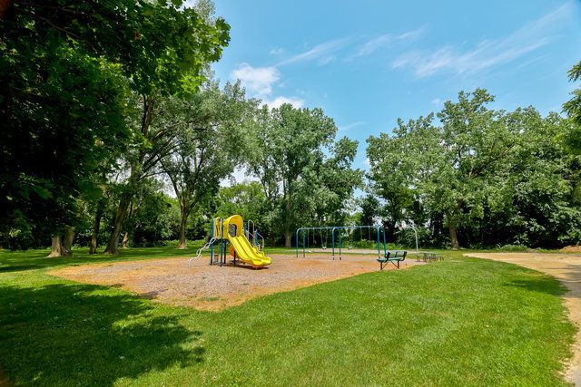 422 PEMBROKE Road SW, Poplar Grove, IL 61065