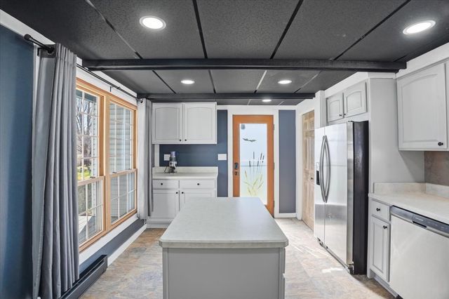 422 PEMBROKE Road SW, Poplar Grove, IL 61065