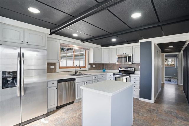 422 PEMBROKE Road SW, Poplar Grove, IL 61065