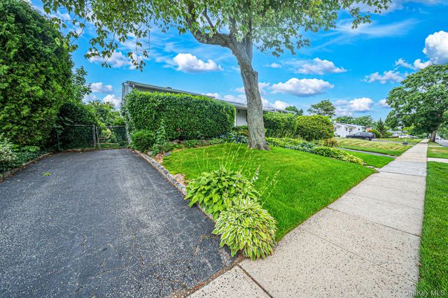 18 Edi Avenue, Plainview, NY 11803