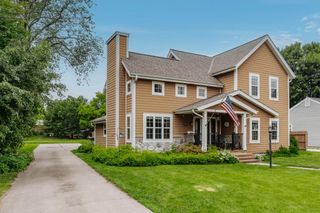 860 S Silver Lake STREET, Oconomowoc, WI 53066