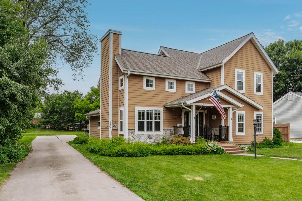 860 S Silver Lake STREET, Oconomowoc, WI 53066