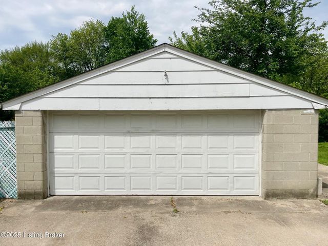6112 Corinth Way, Louisville, KY 40219