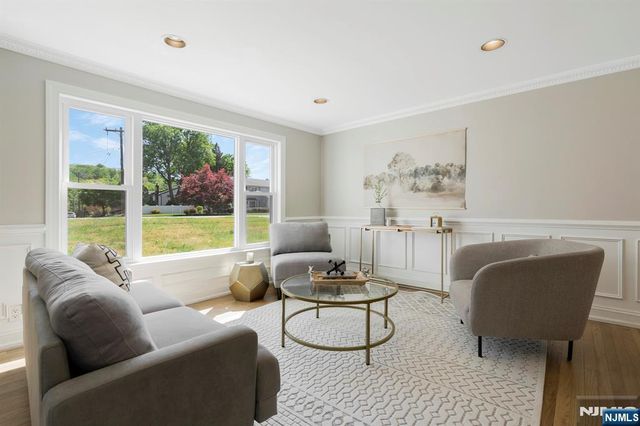 20 W Saddle River Road, Waldwick, NJ 07463