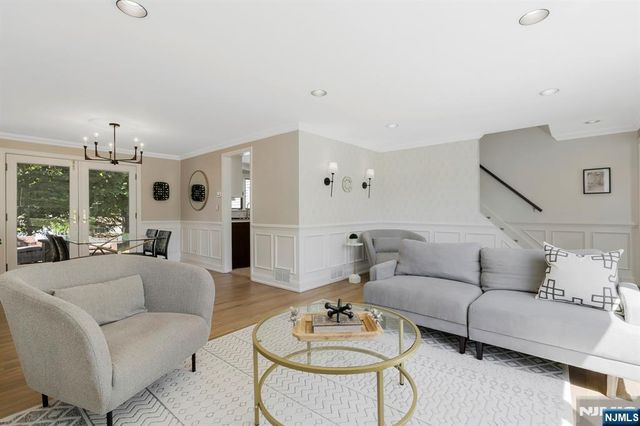 20 W Saddle River Road, Waldwick, NJ 07463