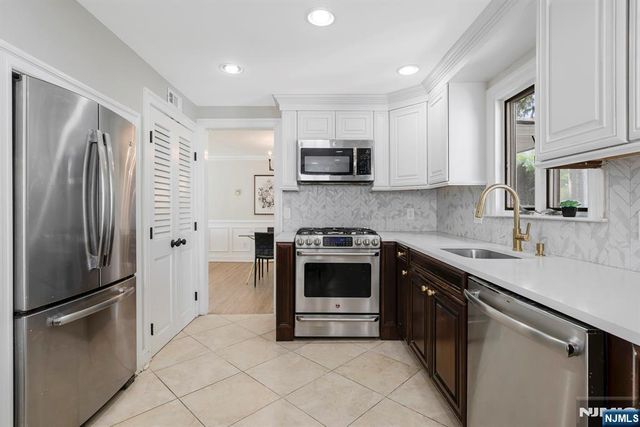 20 W Saddle River Road, Waldwick, NJ 07463