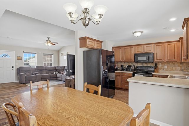 1941 CHOUTEAU LN, Boonville, MO 65233