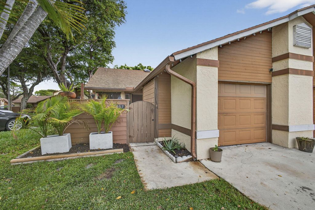 3807 Collinwood Lane, West Palm Beach, FL 33406