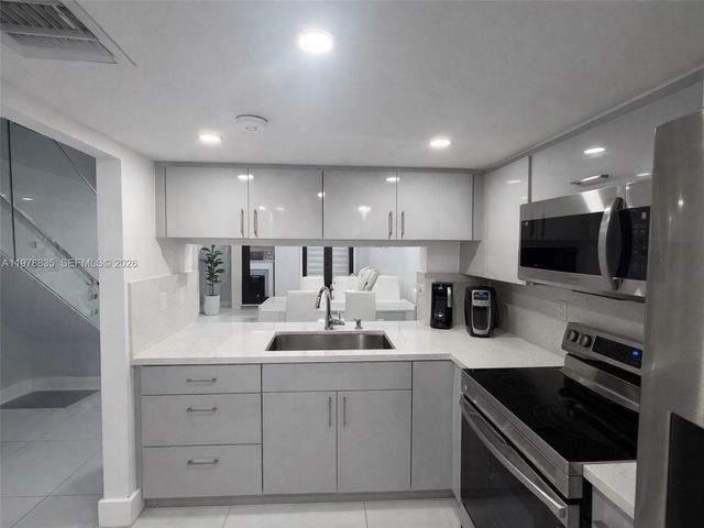 844 W 41st St 47, Hialeah, FL 33012