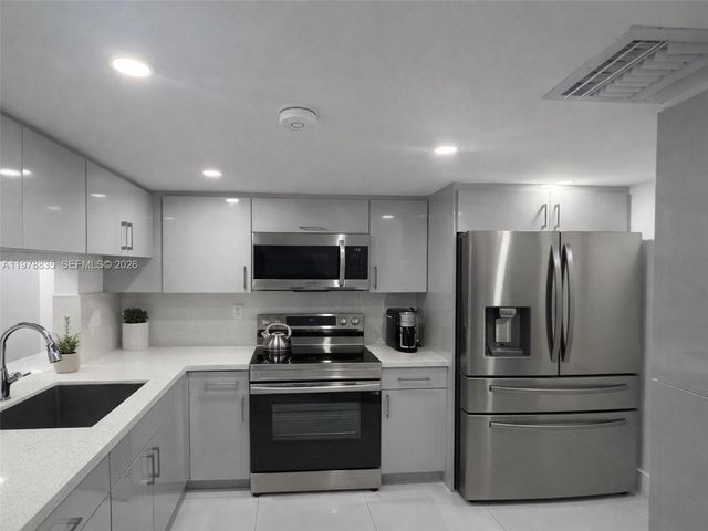 844 W 41st St 47, Hialeah, FL 33012