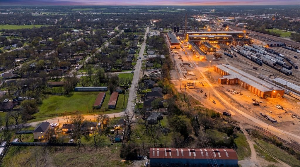 1609 N Brazos Avenue, Cleburne, TX 76031