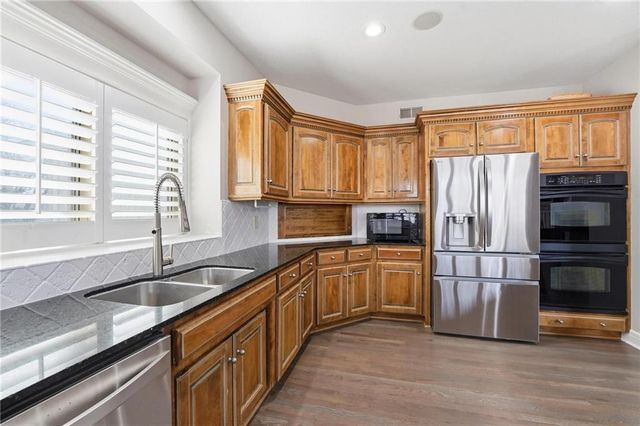 6119 S National Drive, Parkville, MO 64152