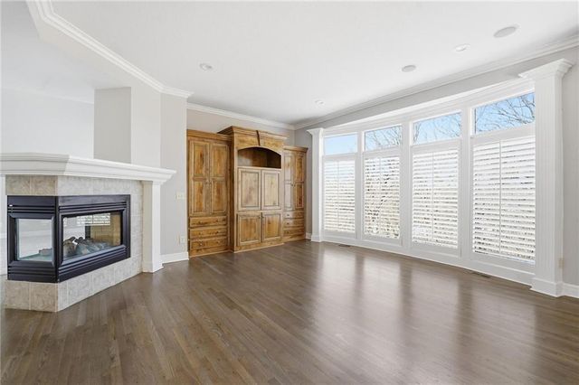 6119 S National Drive, Parkville, MO 64152