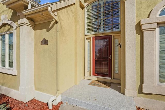 6119 S National Drive, Parkville, MO 64152