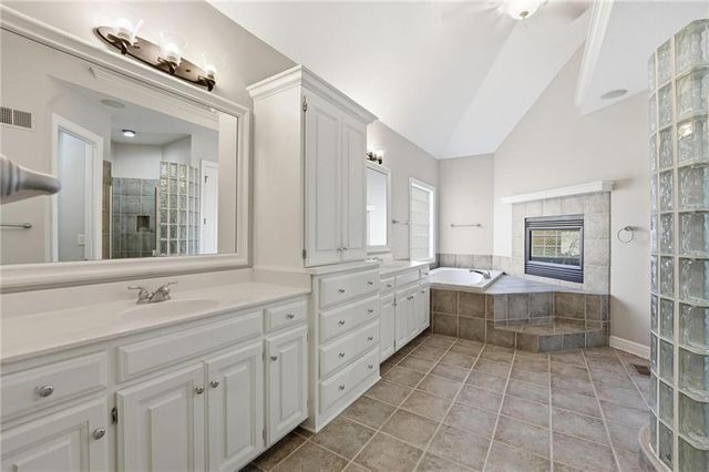 6119 S National Drive, Parkville, MO 64152