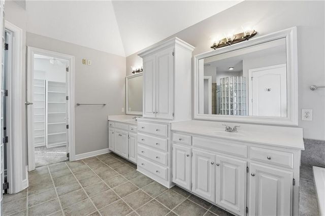 6119 S National Drive, Parkville, MO 64152