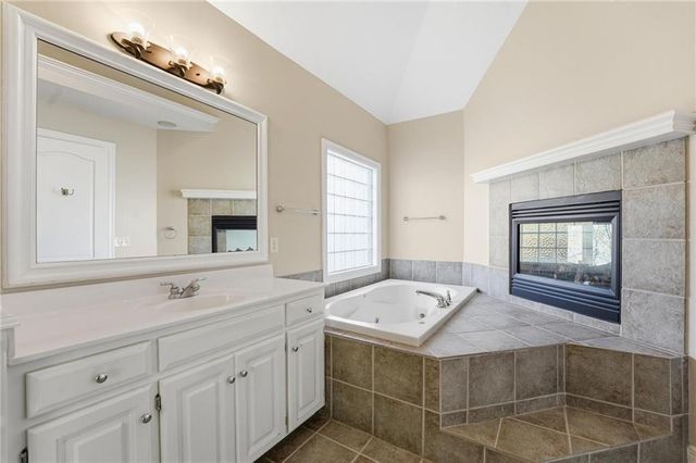 6119 S National Drive, Parkville, MO 64152